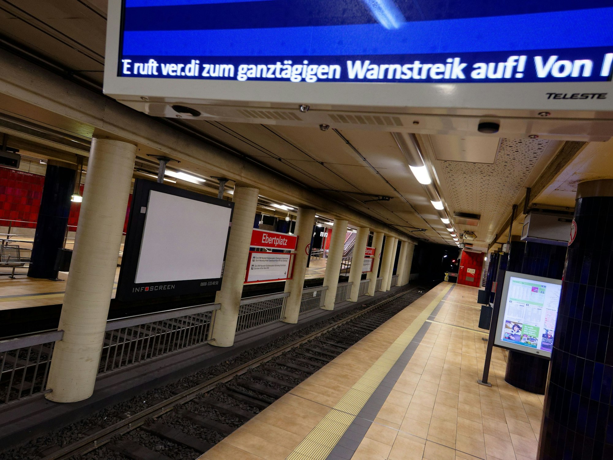 Eine Tafel im leeren U-Bahnhof Ebertplatz weist auf einen Warnstreik hin. Verdi ruft erneut zu Streiks auf.