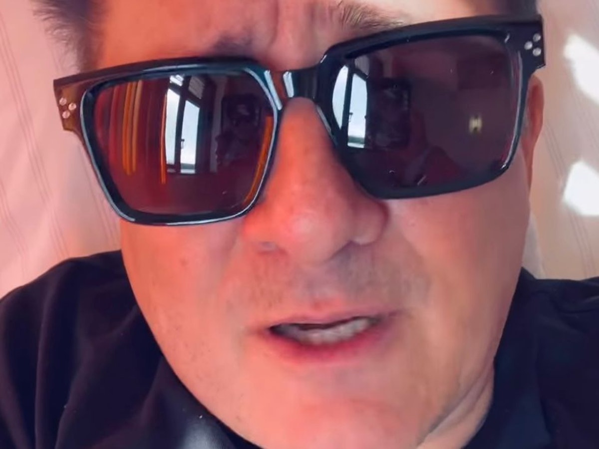 Micky Nauber liegt mit Sonnenbrille im Krankenhaus.