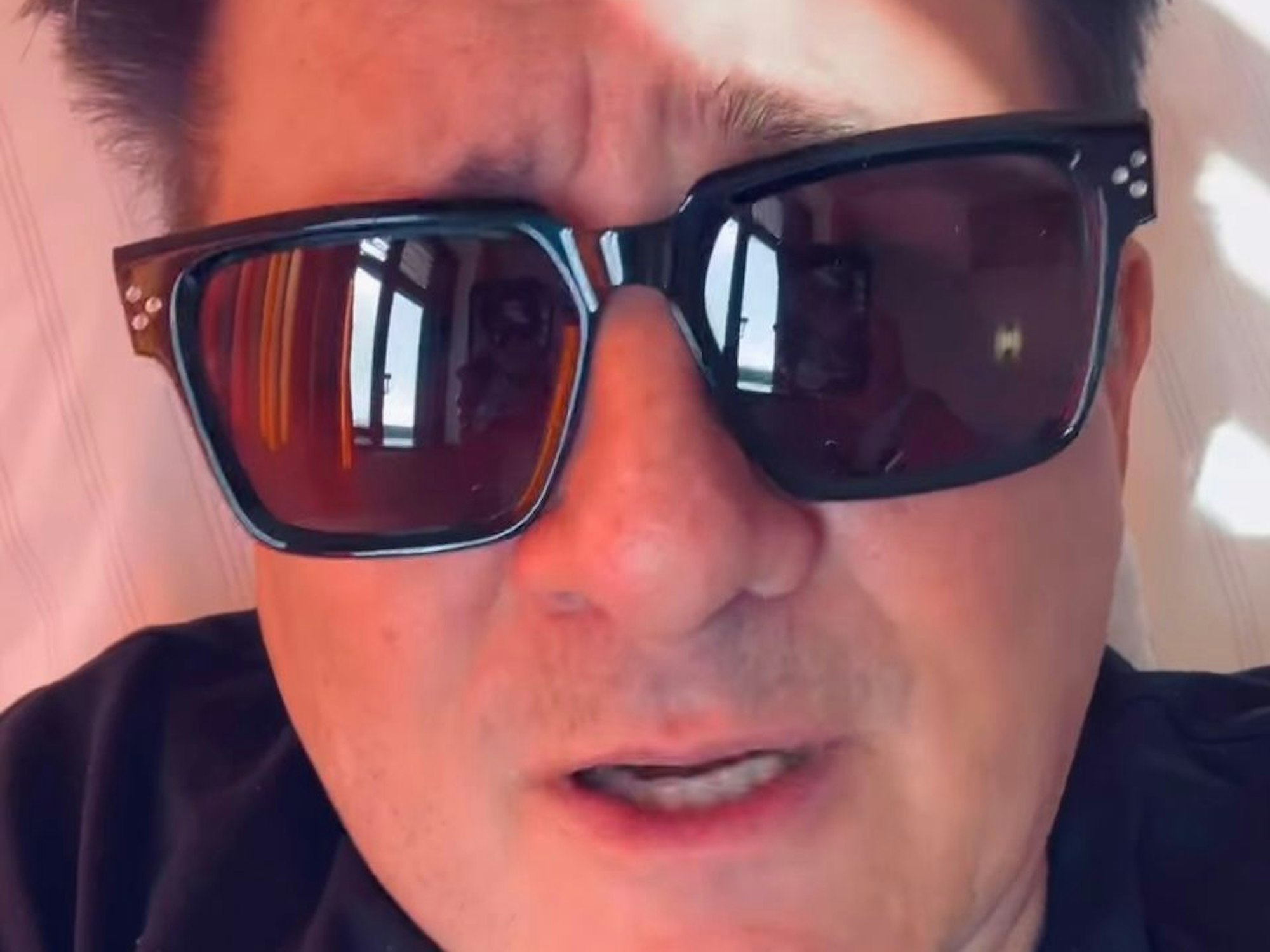 Micky Nauber liegt mit Sonnenbrille im Krankenhaus.