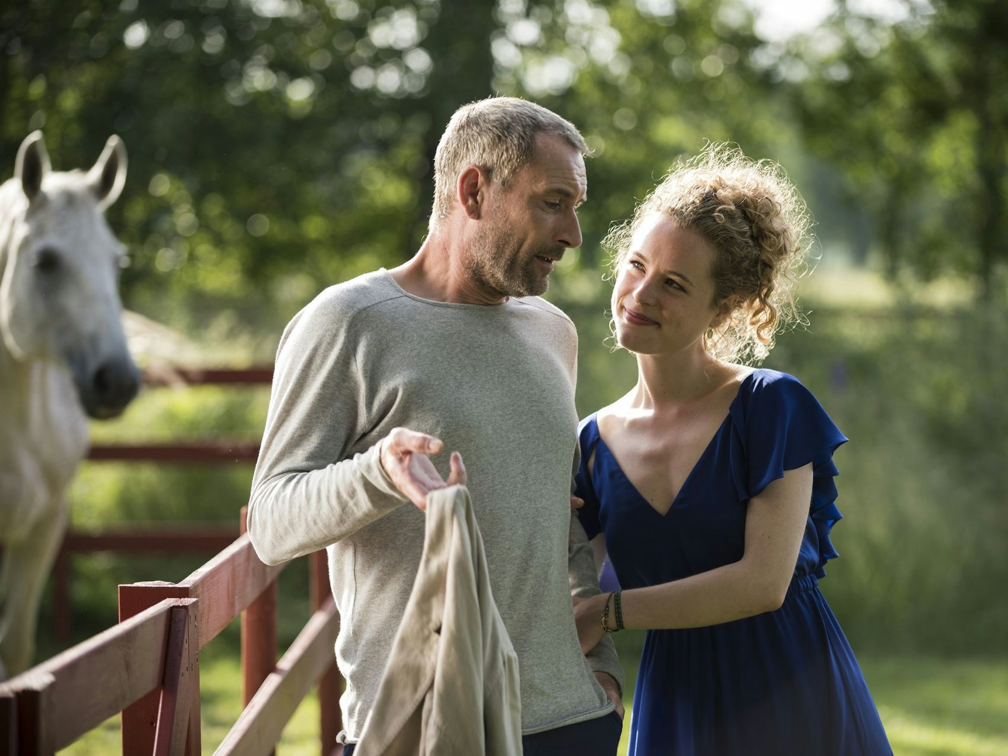 Caspar Jönsson (Heikko Deutschmann) freut sich , dass seine Tochter Emilia (Klara Deutschmann) nach abgeschlossenem Studium einige Zeit bei ihm in Morgon verbringt.