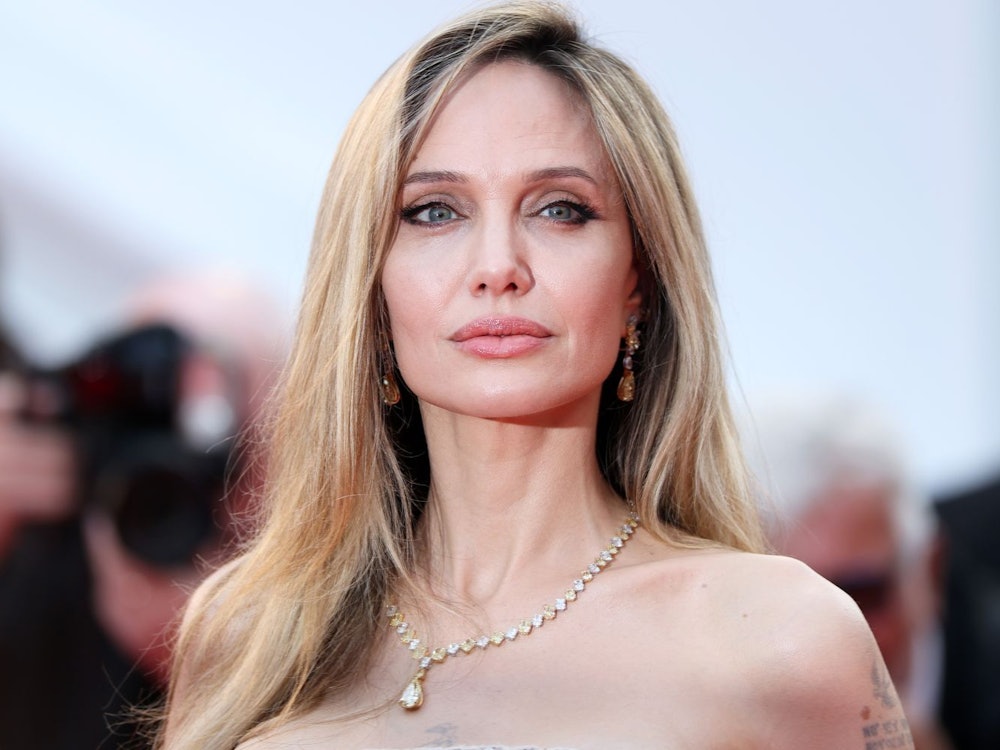 Für viele ist sie eine Königin: Doch Angelina Jolie hat tatsächlich blaues Blut! Nicht nur sie, auch zahlreiche weitere Hollywood-Stars sind entfernte Verwandte des britischen Königs Charles III. oder royaler Abstammung. (Bild: Monica Schipper/Getty Images)