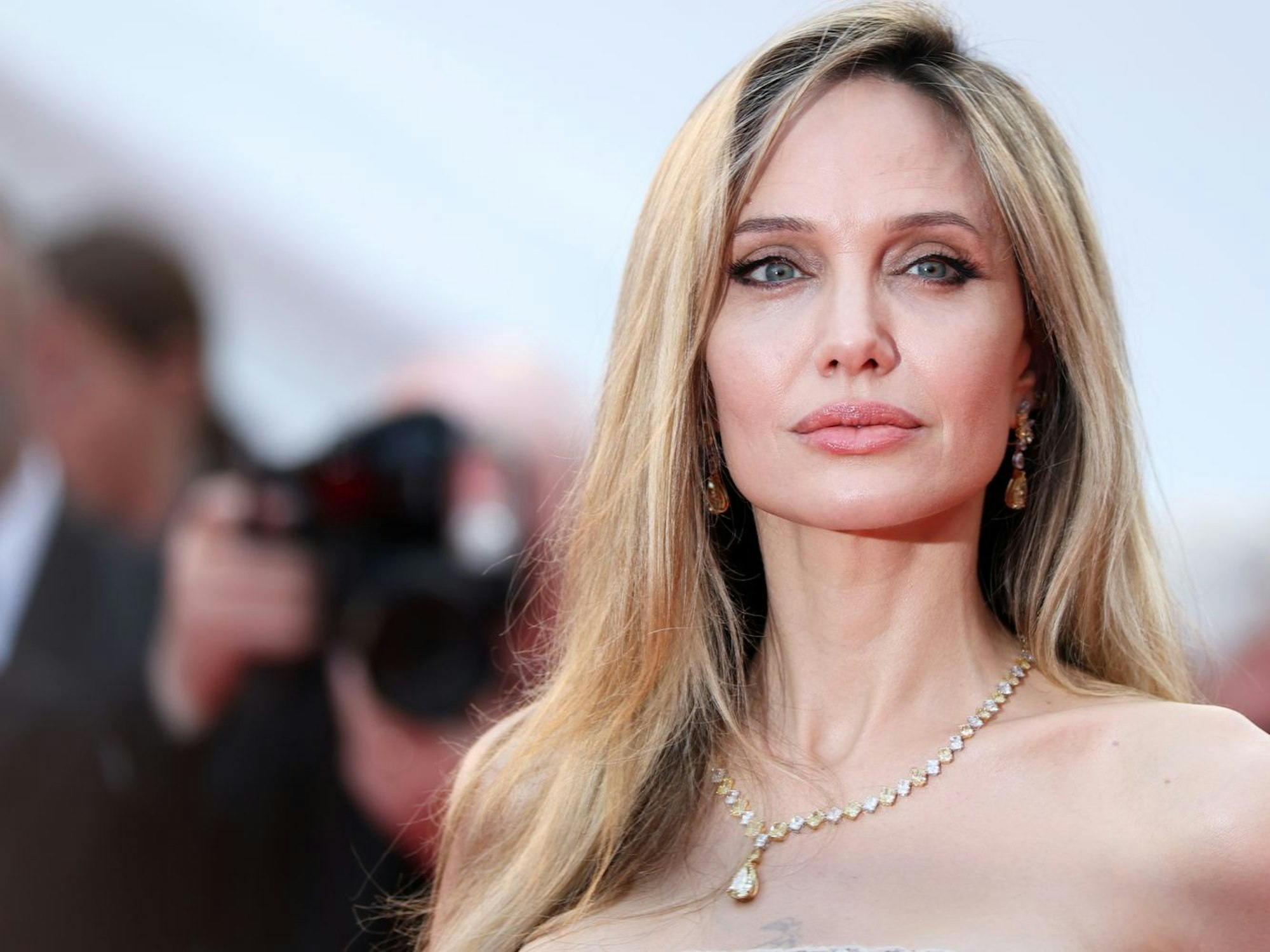 Für viele ist sie eine Königin: Doch Angelina Jolie hat tatsächlich blaues Blut! Nicht nur sie, auch zahlreiche weitere Hollywood-Stars sind entfernte Verwandte des britischen Königs Charles III. oder royaler Abstammung. (Bild: Monica Schipper/Getty Images)