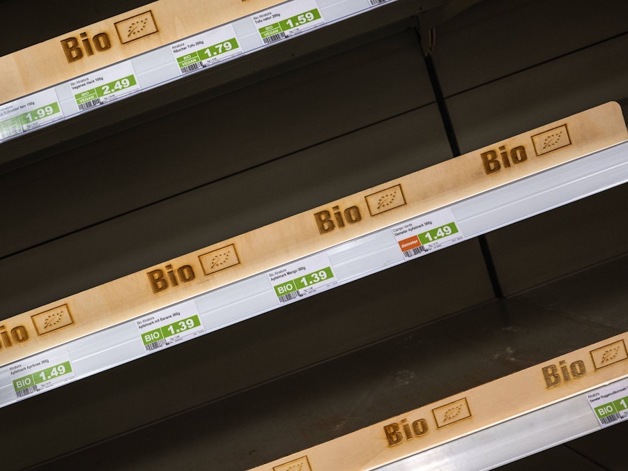 Leere Bio-Supermarktregale mit Preisschildern (Symbolbild).