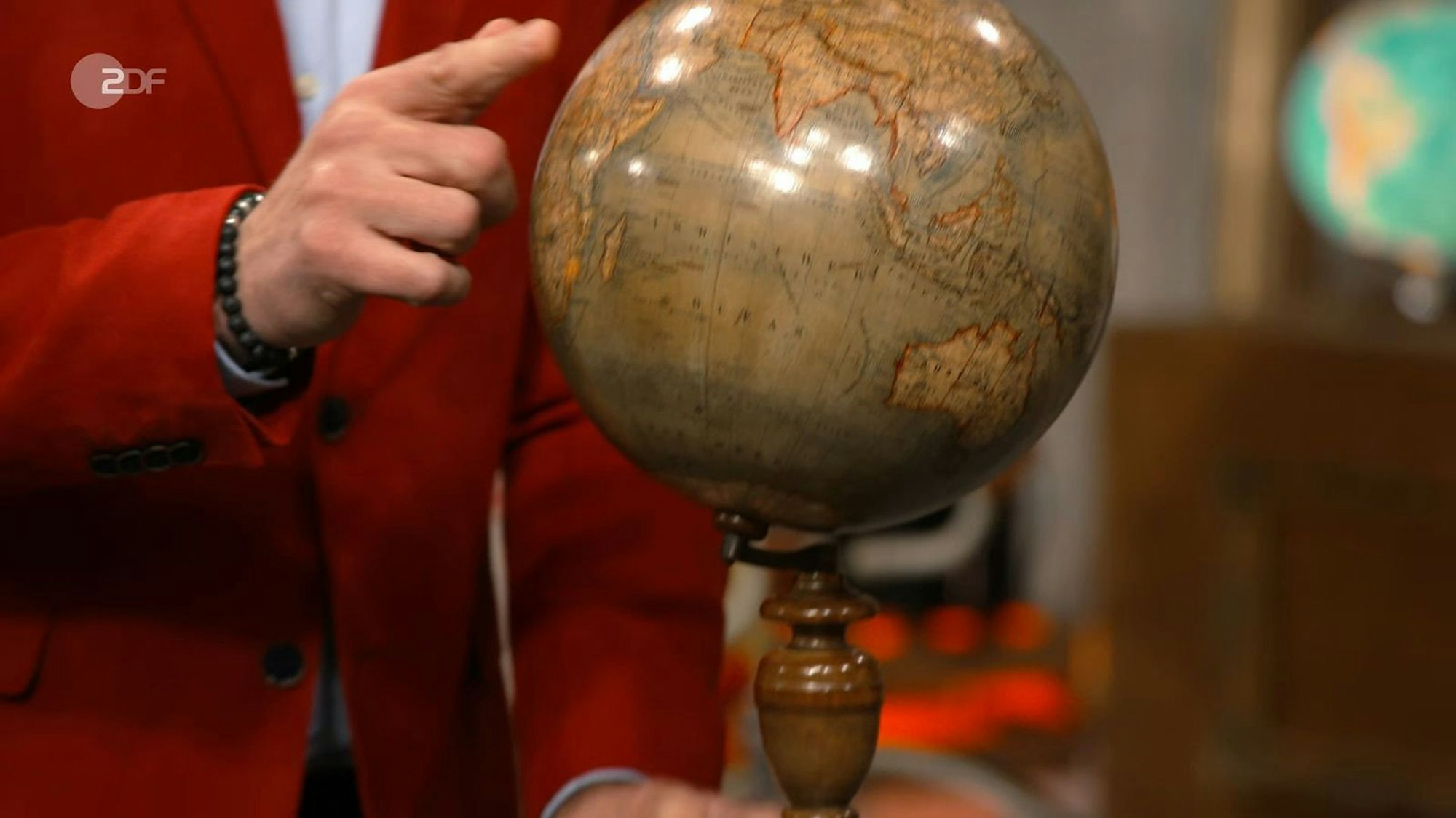 Der Pappmaché-Globus von Ludwig Julius Heymann aus der Zeit zwischen 1885 und 1891 war 400 bis 450 Euro wert.
(Bild: ZDF)