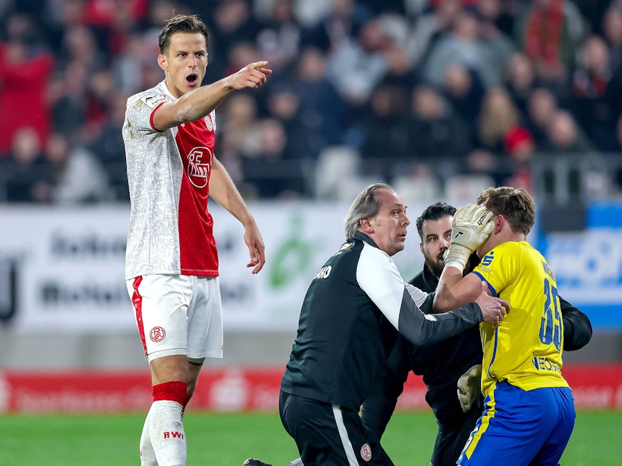 Torwart Felix Wienand muss nach einem Böllerwurf von Betreuern behandelt werden.