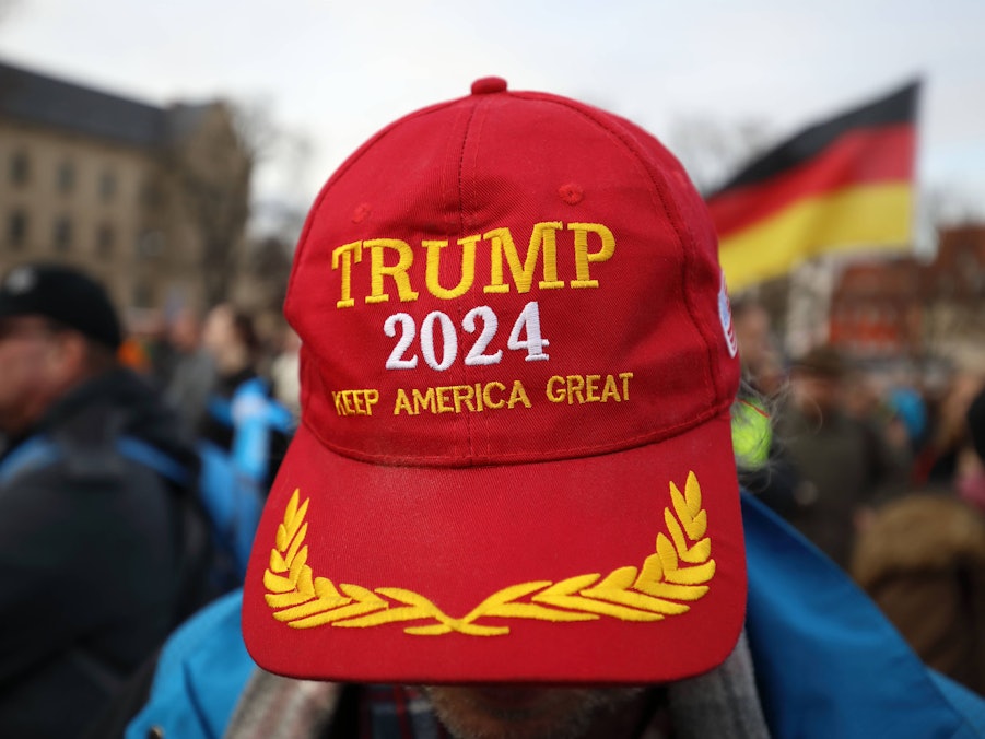 Rote Basecap mit TRUMP 2024 und Deutschlandflagge