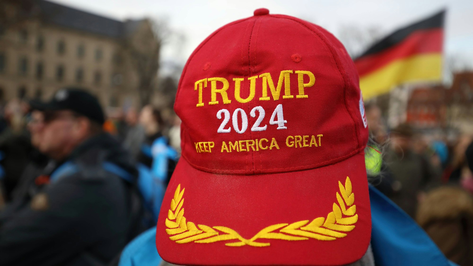 Rote Basecap mit TRUMP 2024 und Deutschlandflagge