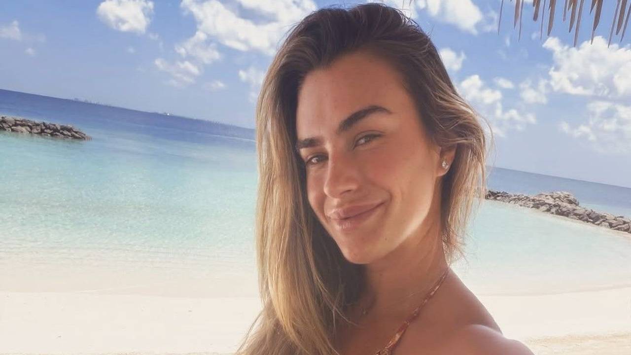 Aryna Sabalenka posiert am Strand für ein Selfie.