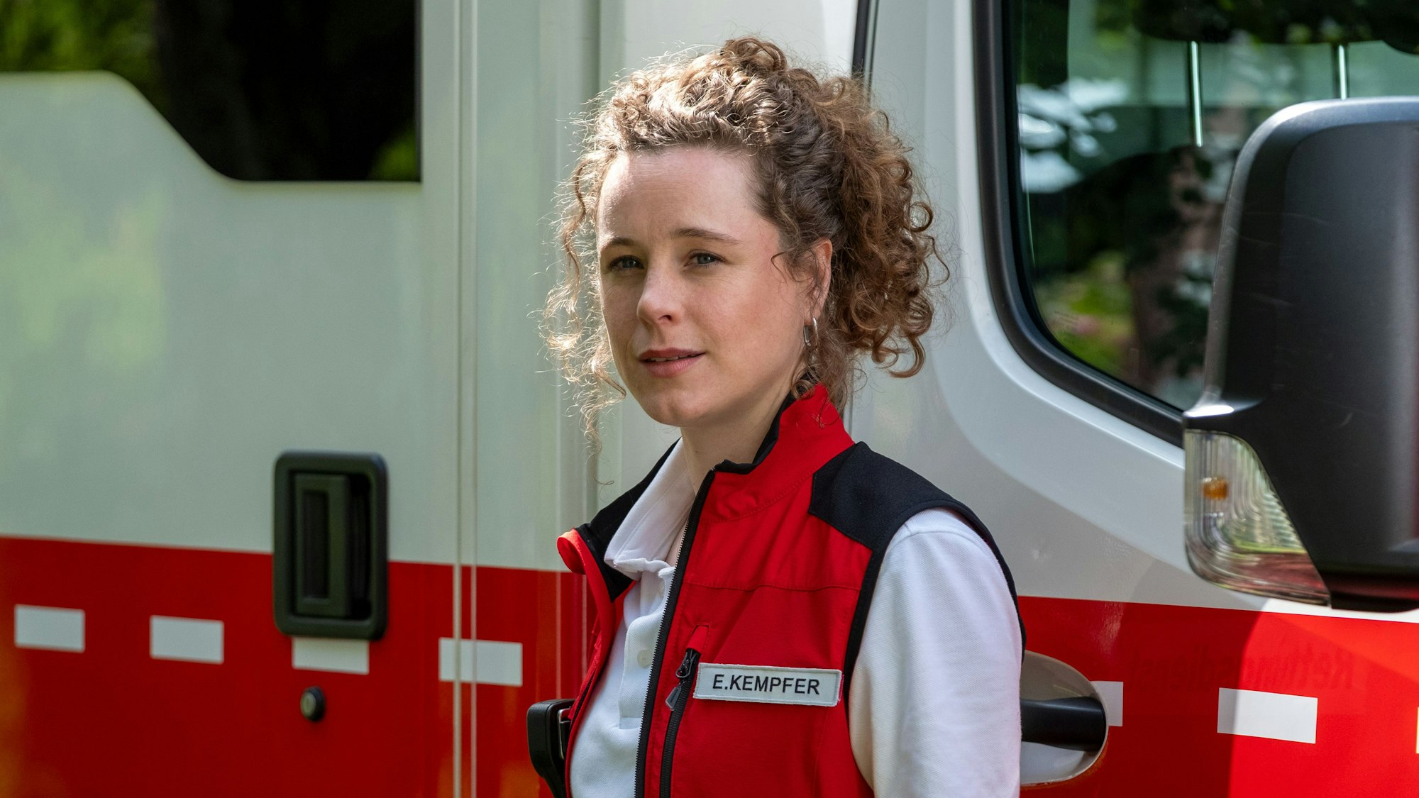 Nach dem Einsatz denkt Elli Kempfer (Klara Deutschmann) über den Fall der jungen Patientin nach.