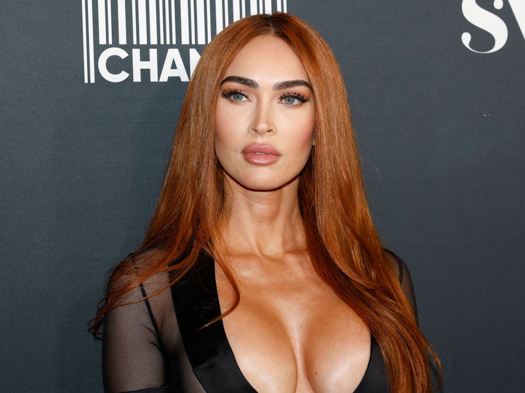 Megan Fox mit tiefem Ausschnitt.