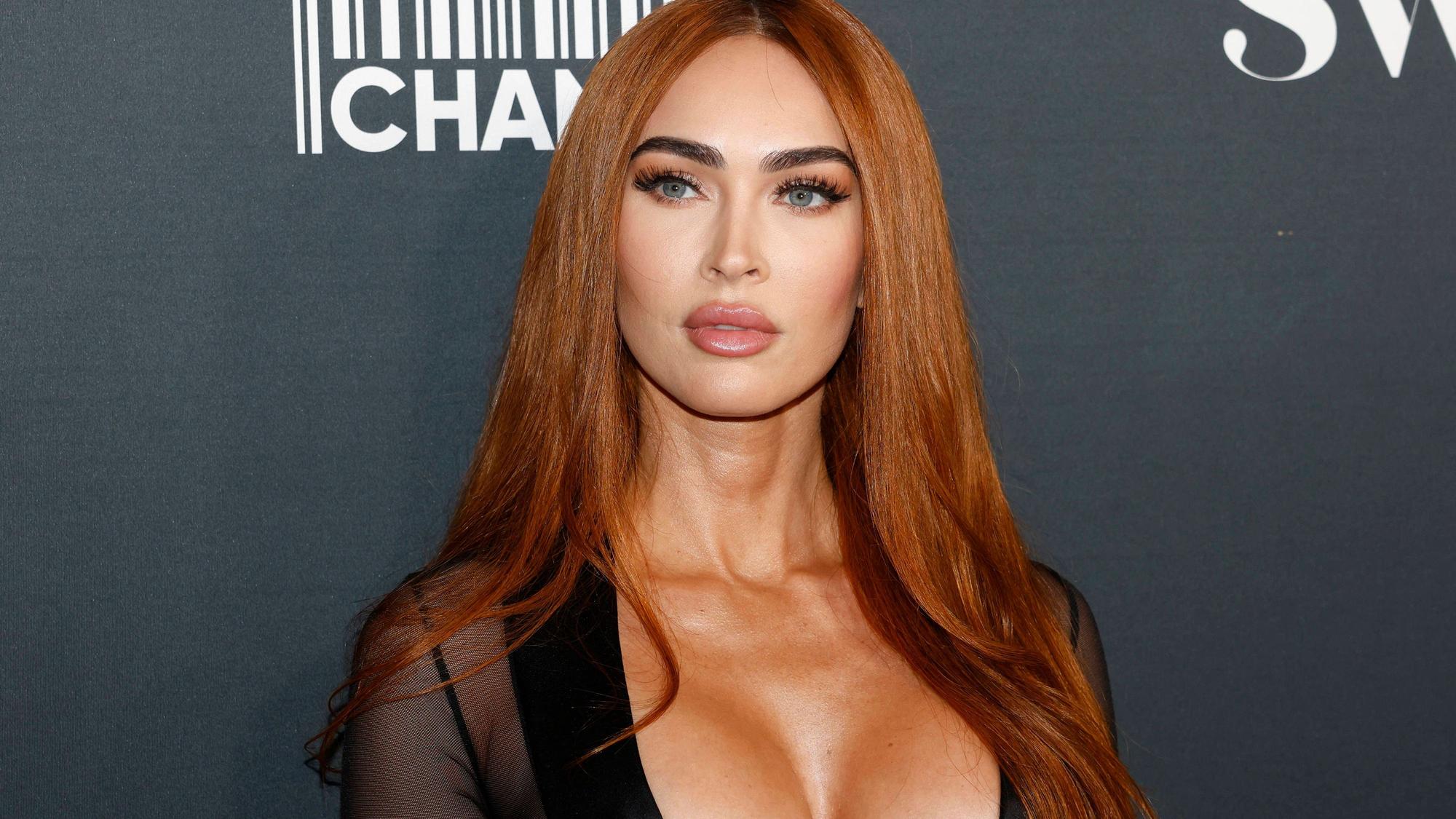 Megan Fox mit tiefem Ausschnitt.