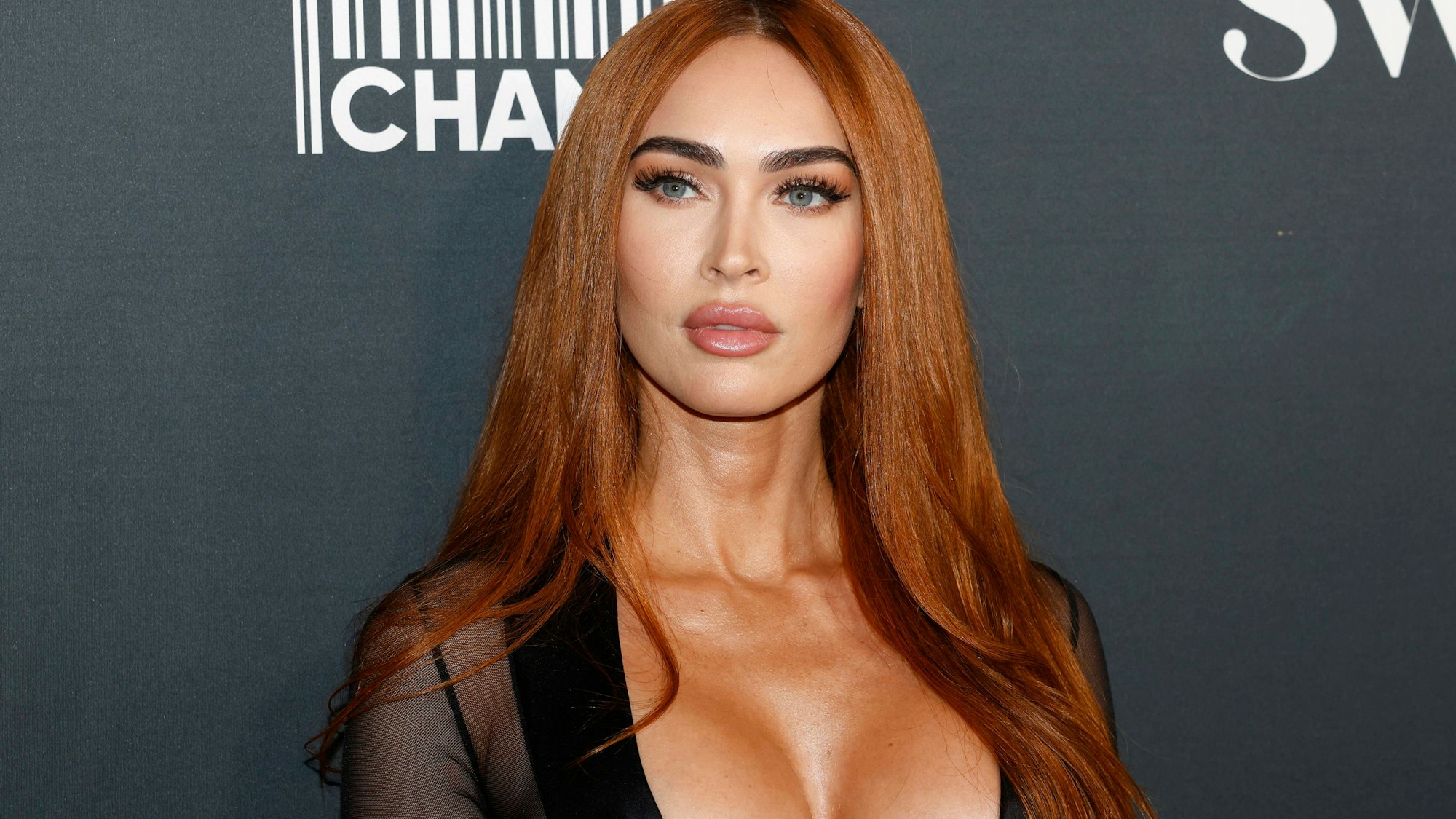 Megan Fox mit tiefem Ausschnitt.