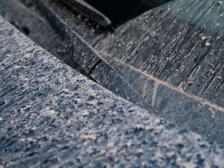 Saharastaubauf einem Auto in Stuttgart