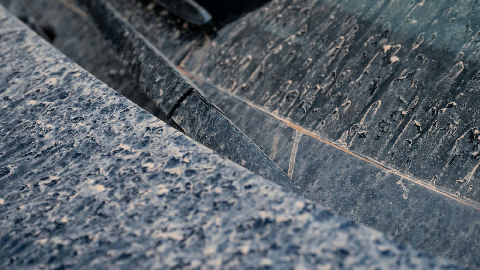 Saharastaubauf einem Auto in Stuttgart