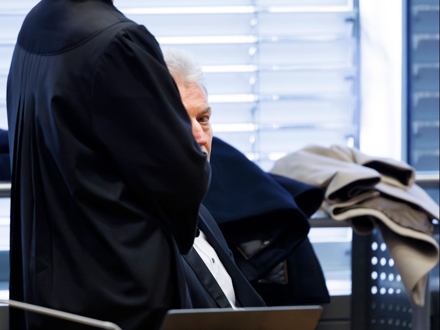 Michael Winterhoff und Person in Robe