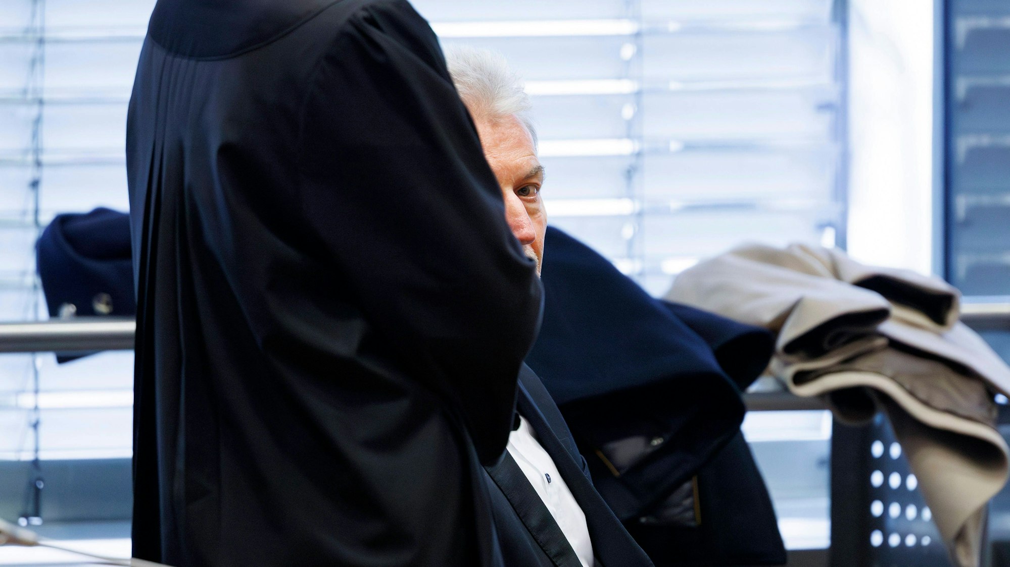 Michael Winterhoff und Person in Robe