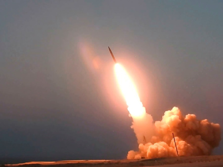 Dieses Bild soll den Start der Rakete „Märtyrer Hadsch Ghassem“ an einem unbekannten Ort zeigen.