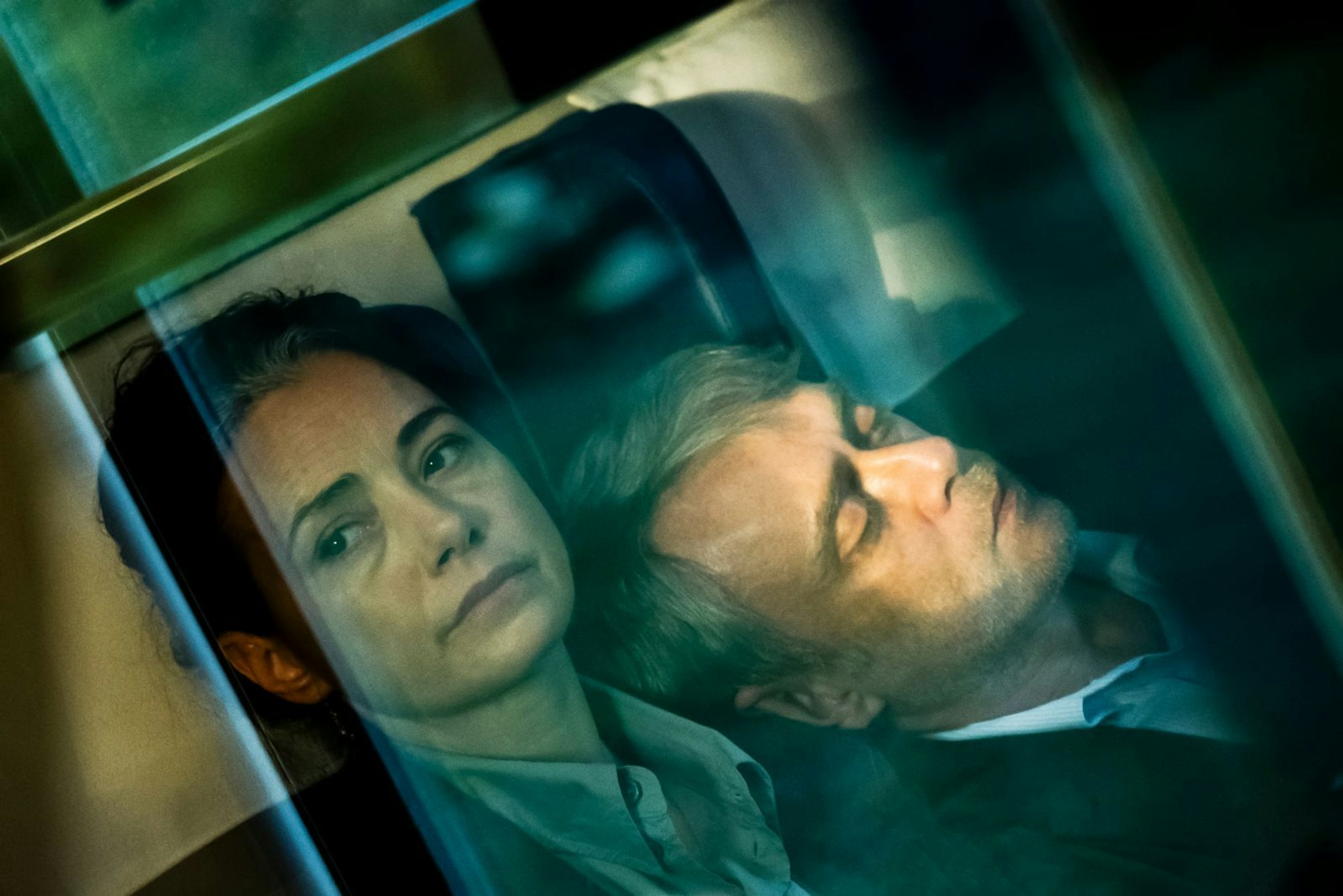 Die gesamte Existenz der Schauspielerin Derya (Özgü Namal, links) und ihres Ehemannes Aziz (Tansu Biçer) steht auf dem Spiel. (Bild: EllaKnorz ifProductions/Alamode Film)