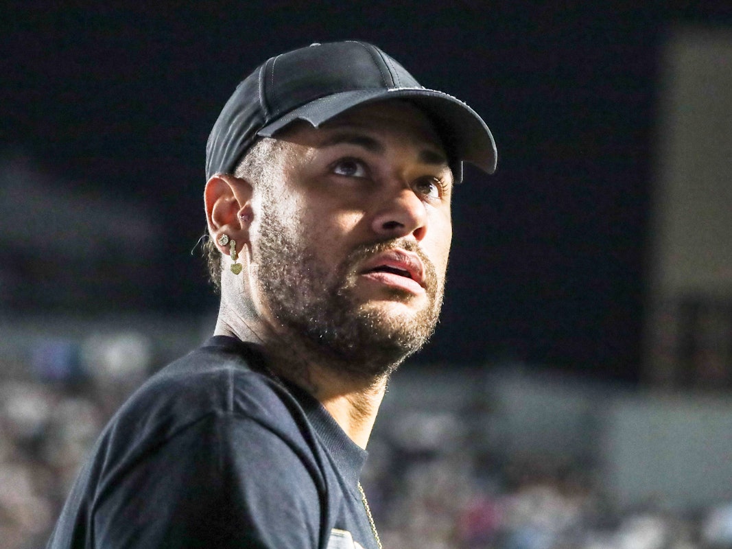 Neymar mit Kappe als Zuschauer im Stadion.