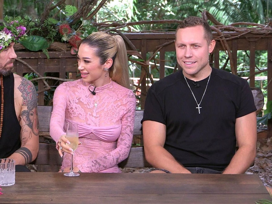 Unmittelbar nach dem Dschungelcamp war er mit seinem Gewicht noch zufrieden: Patrick Romer (rechts), hier neben Dschungelkönig Gil Ofarim und Ariel. (Bild: RTL)