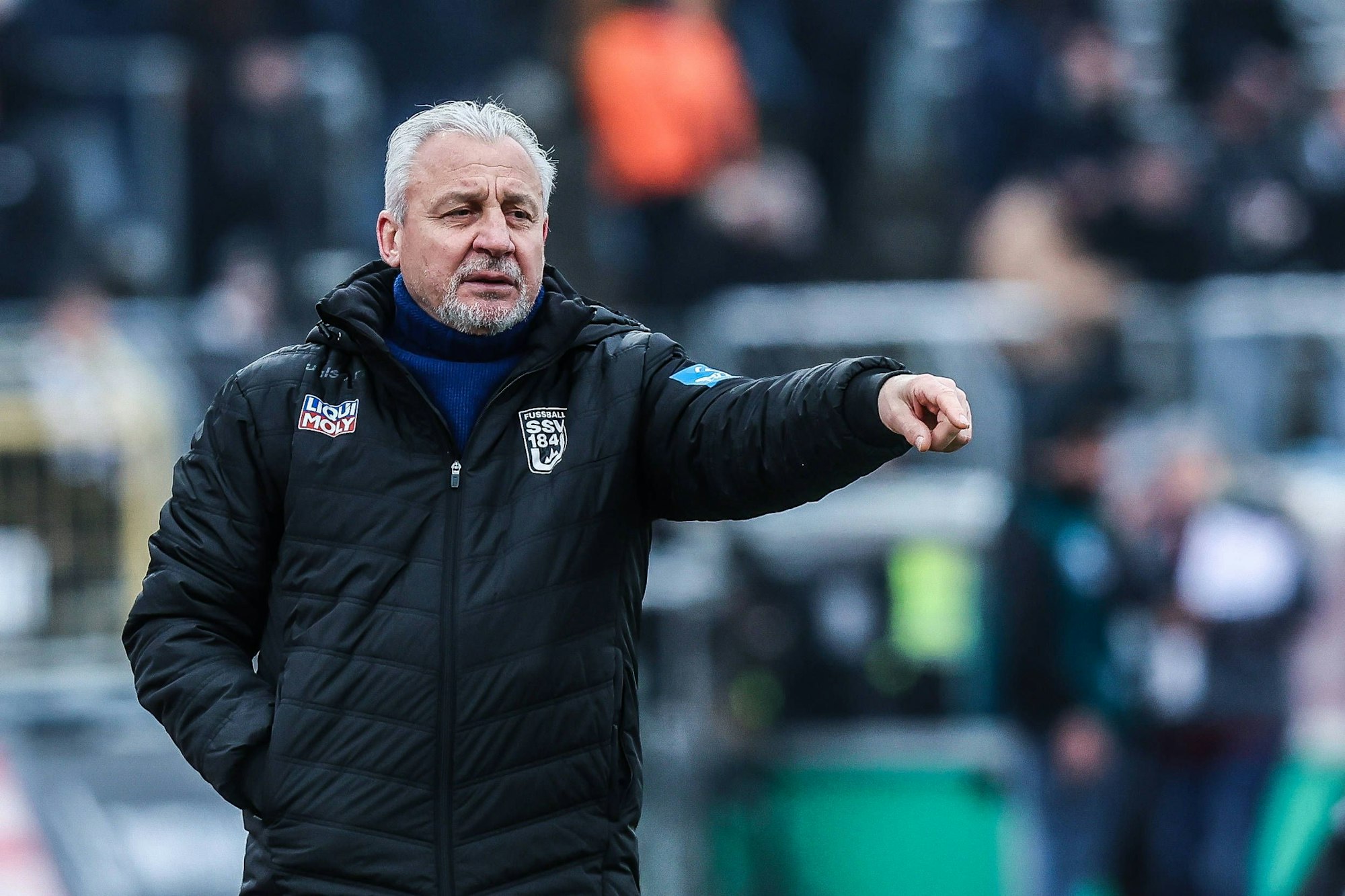 Ulm-Trainer Pavel Dotchev gestikuliert an der Seitenlinie.