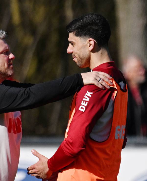 FC-Coach Lukas Kwasniok legt seine Hände auf die Schultern von Verteidiger Cenk Özkacar.