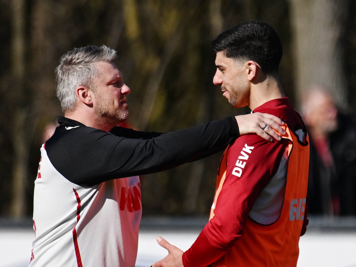 FC-Coach Lukas Kwasniok legt seine Hände auf die Schultern von Verteidiger Cenk Özkacar.
