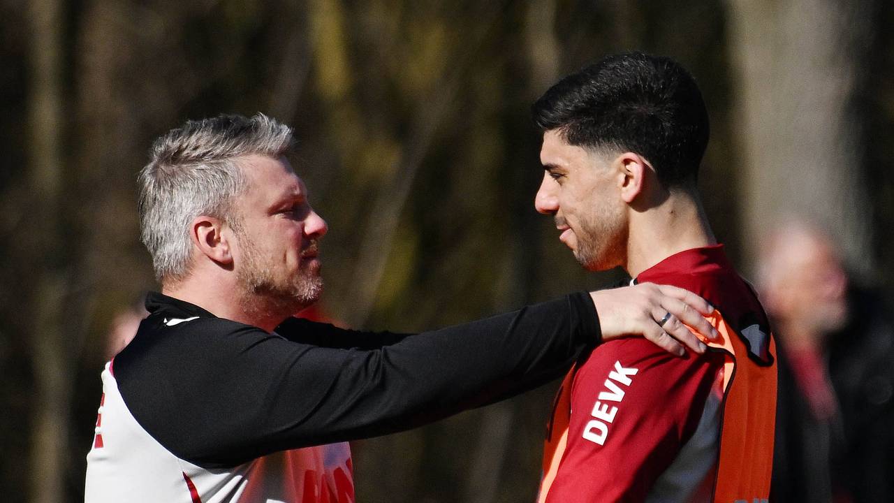 FC-Coach Lukas Kwasniok legt seine Hände auf die Schultern von Verteidiger Cenk Özkacar.