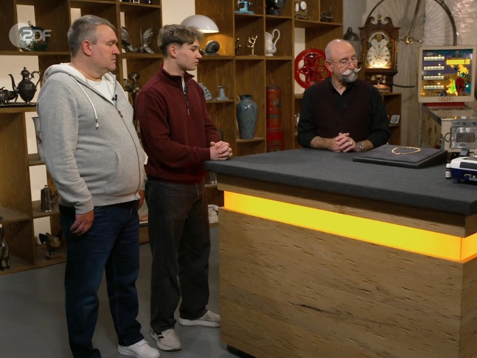 Der Kölner Polizist Uwe Epe (v.l.) mit seinem Sohn Max, Moderator Horst Lichter und Expertin Wendela Horz bei „Bares für Rares“.