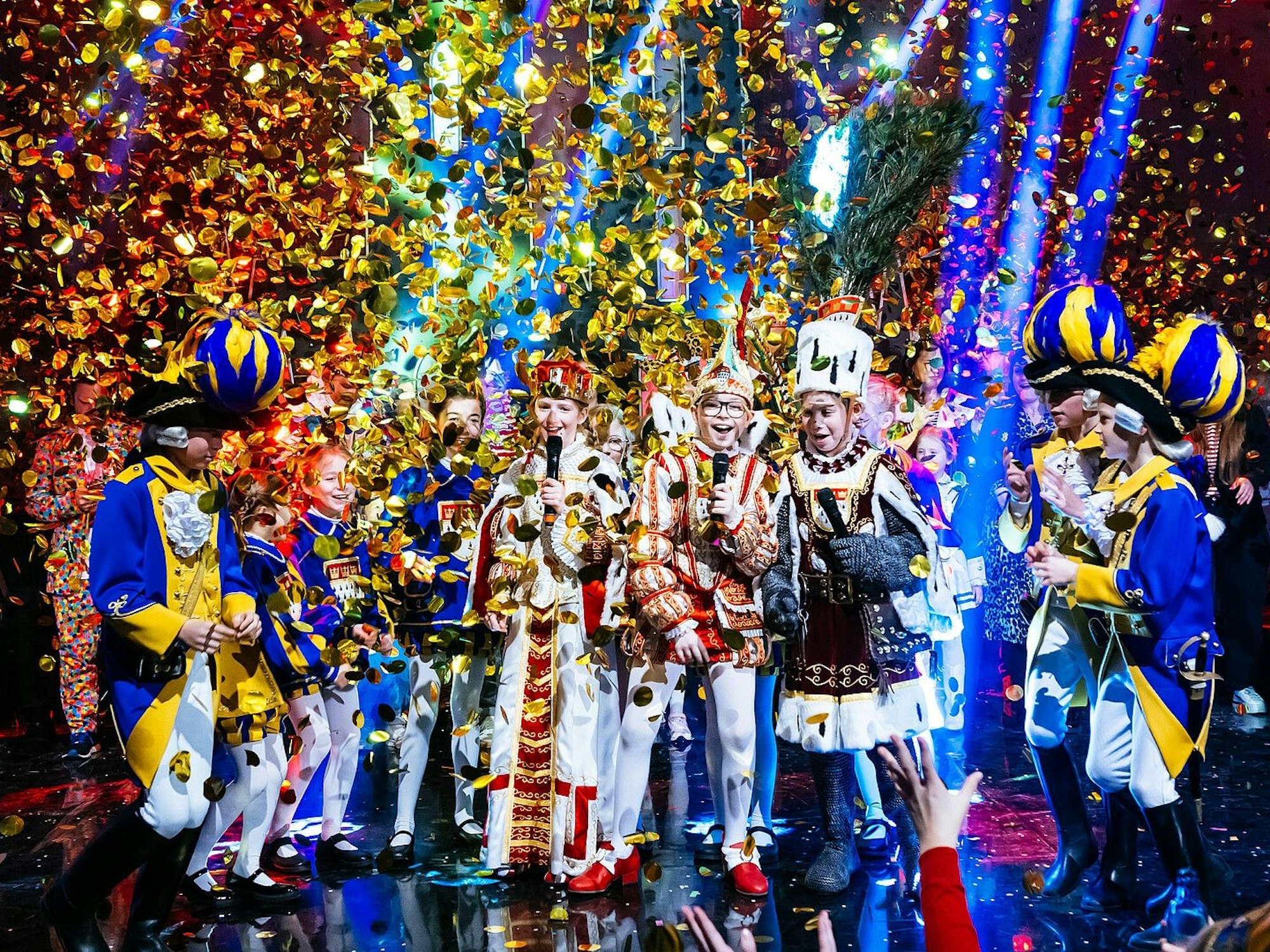 Das Kölner Kinderdreigestirn auf der Bühne.