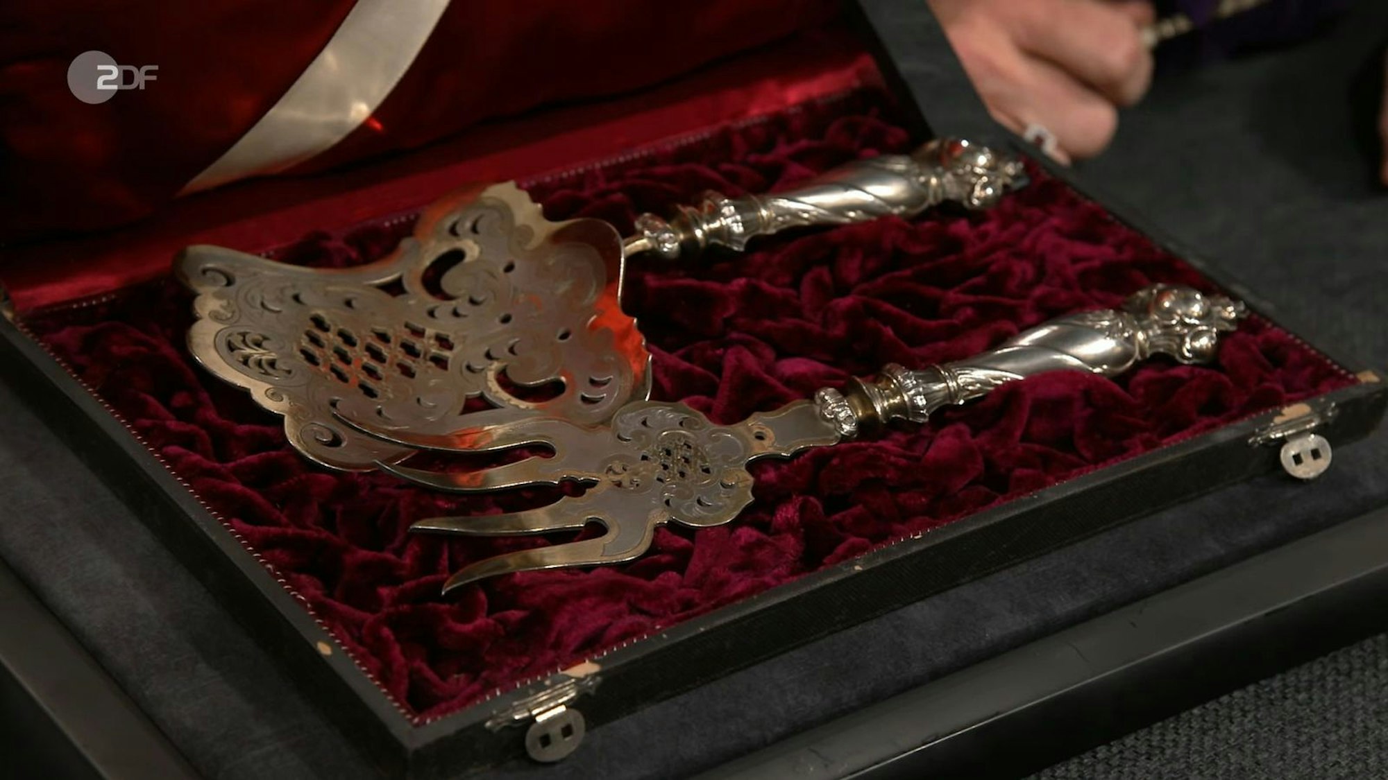 Das silberne Spargel-Servierbesteck aus den 1890er Jahren wurde auf 200 bis 250 Euro geschätzt.
(Bild: ZDF)