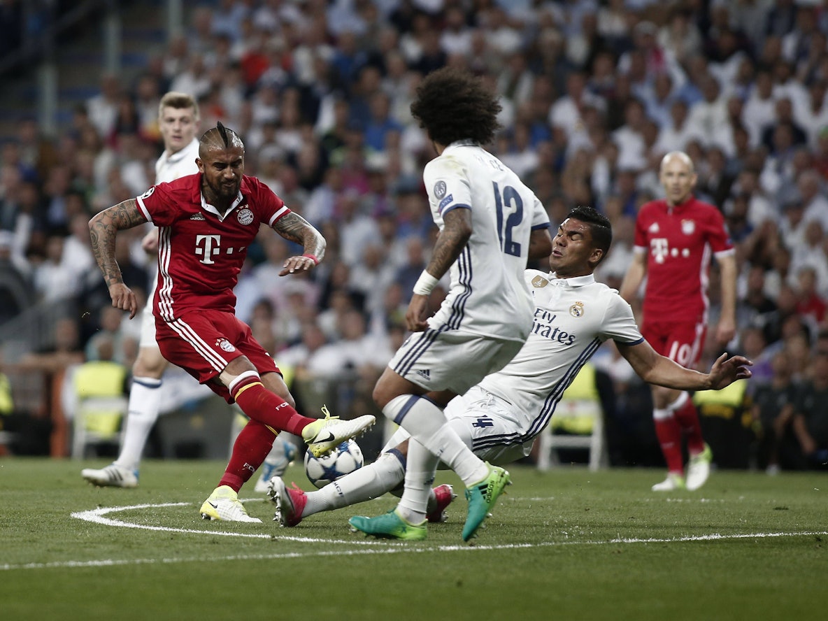 Arturo Vidal (l.) und Casemiro im Zweikampf um den Ball.