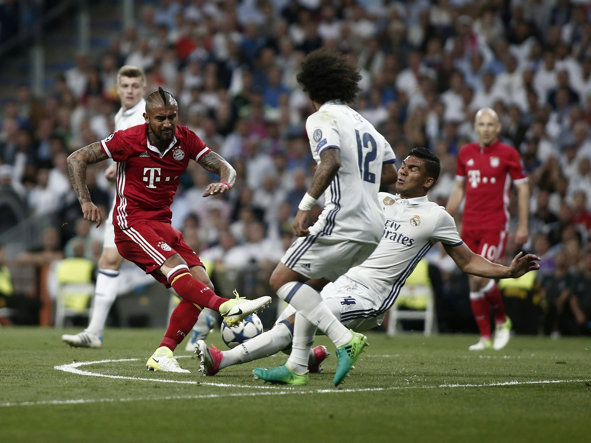Arturo Vidal (l.) und Casemiro im Zweikampf um den Ball.