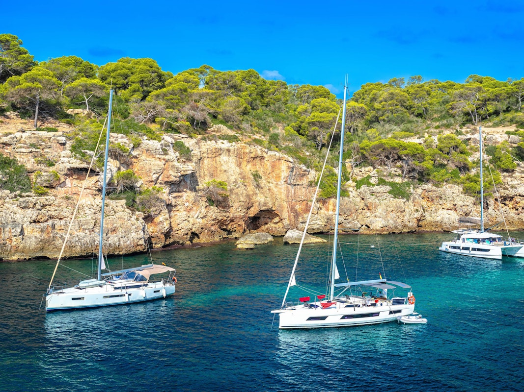 Luxusjachten liegen vor der Küste Mallorcas.