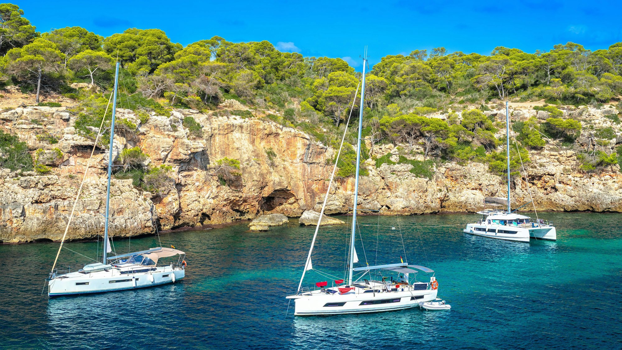 Luxusjachten liegen vor der Küste Mallorcas.