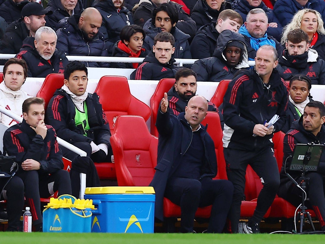 Florian Wirtz sitzt auf der Ersatzbank des FC Liverpool.