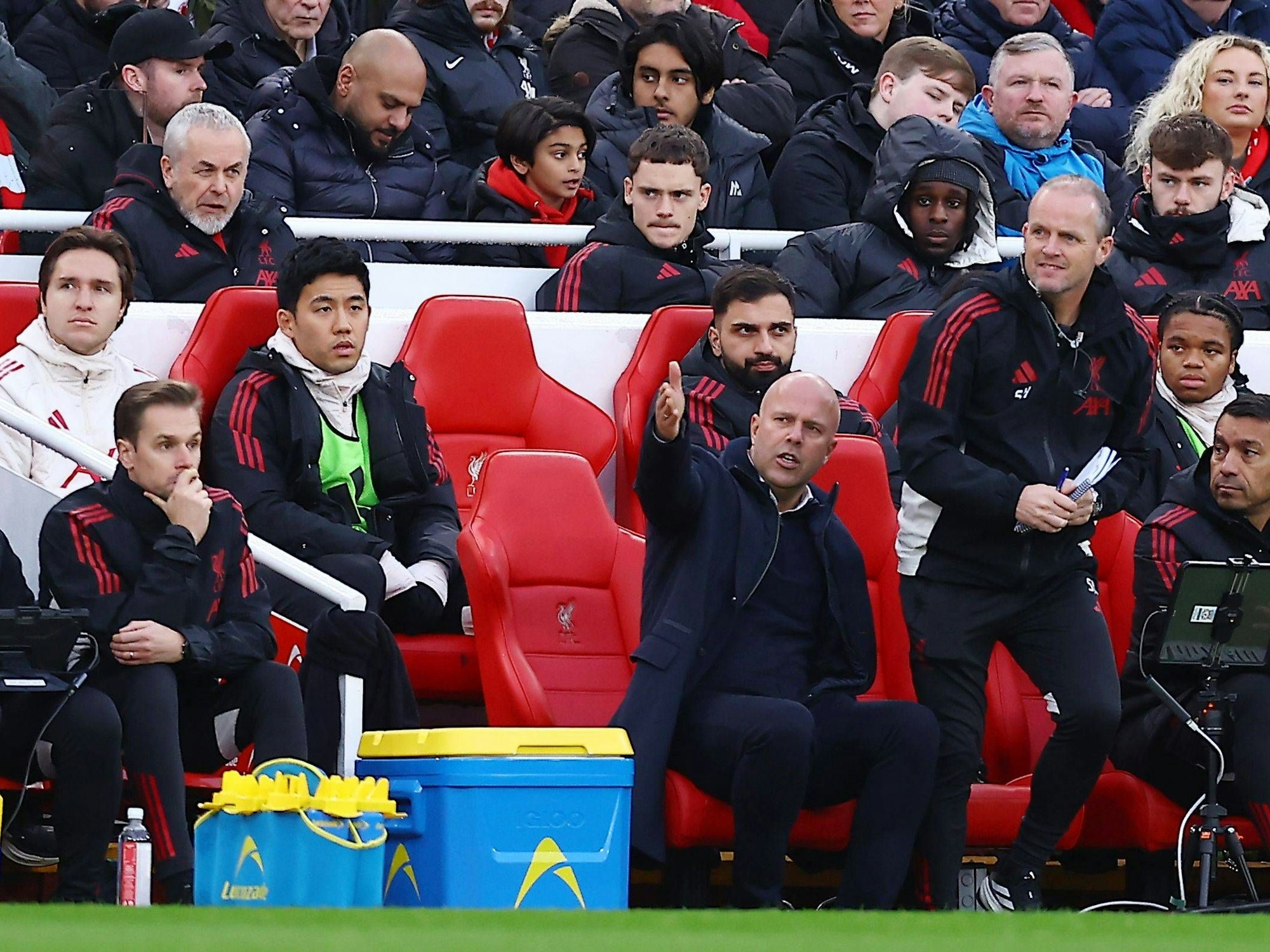 Florian Wirtz sitzt auf der Ersatzbank des FC Liverpool.