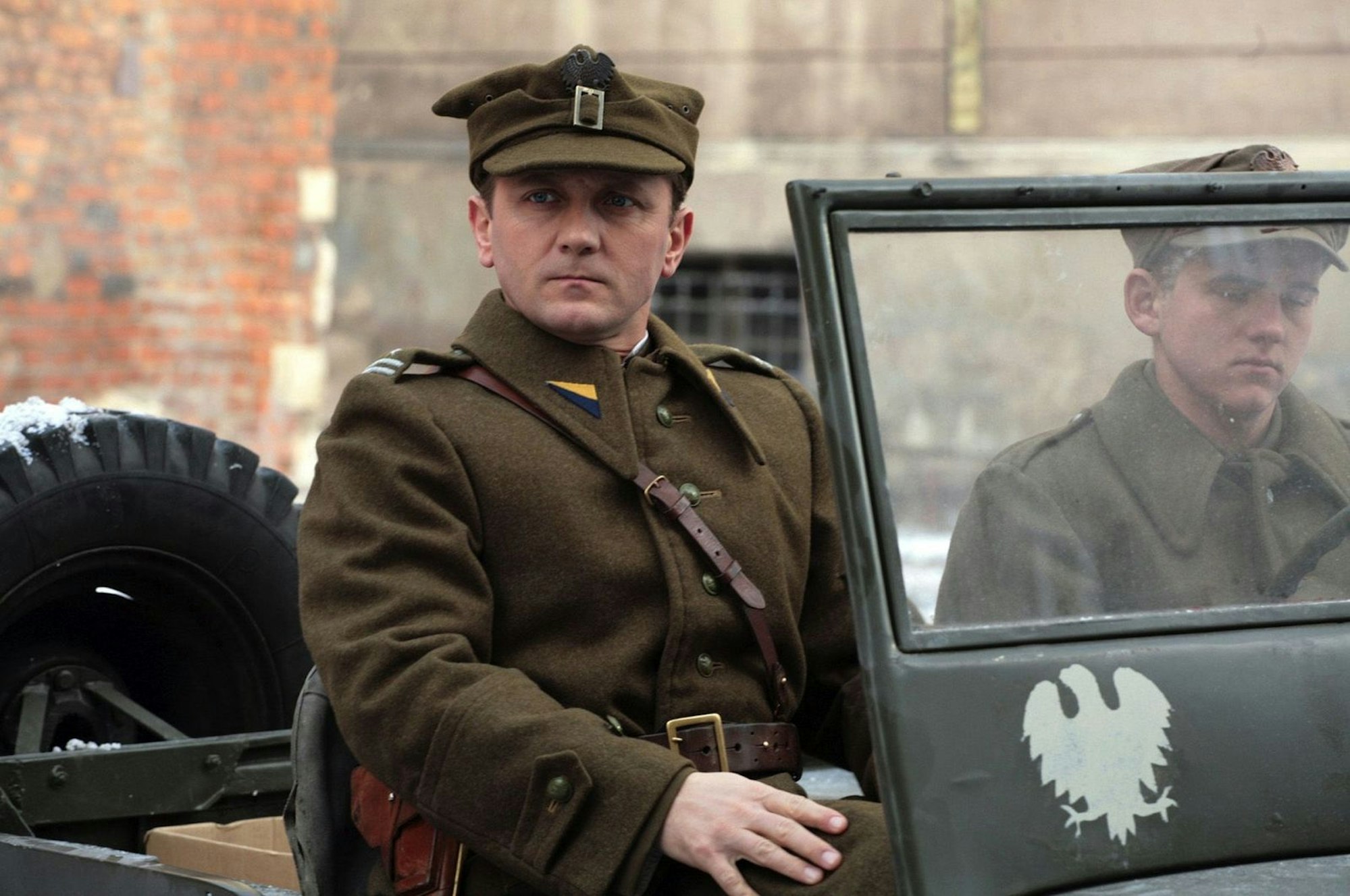 Moralischer Zwiespalt: Leutnant Jerzy (Andrzej Chyra, links) entkommt dem Tod, indem er sich in den Dienst der Roten Armee stellt. (Bild: ARTE F / Kineos)