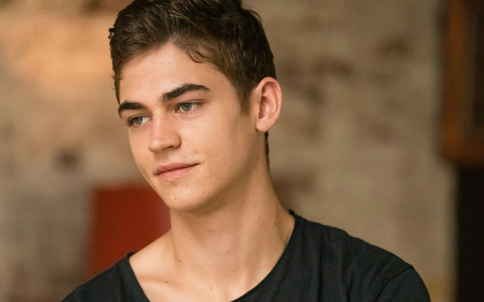 Vor seinem Durchbruch mit der „After Passion“ (Bild) arbeitete Hero Fiennes Tiffin auch als Model. (Bild: Constantin Film Verleih GmbH)