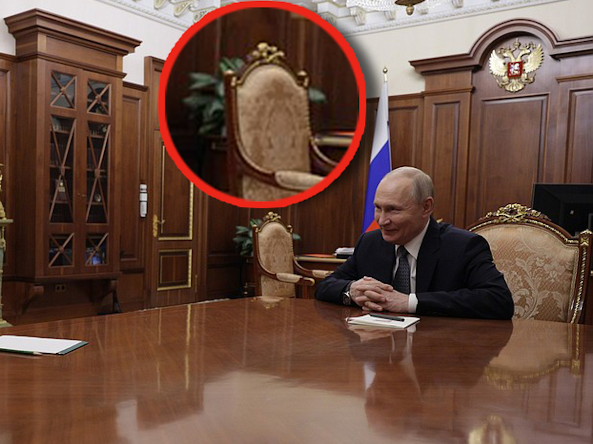 Wladimir Putin am 24. Februar in seinem Kreml-Büro, während er Waleri Gergijew, den Direktor des Bolschoi-Theaters, trifft.