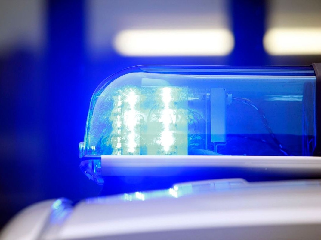 Ein Rettungshubschrauber steht nach einem Einsatz auf einer Wiese.