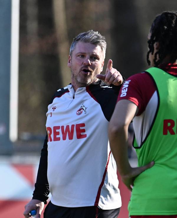 Training Lukas Kwasniok (1. FC Köln) beim Training mit Jahmai Simpson-Pusey.