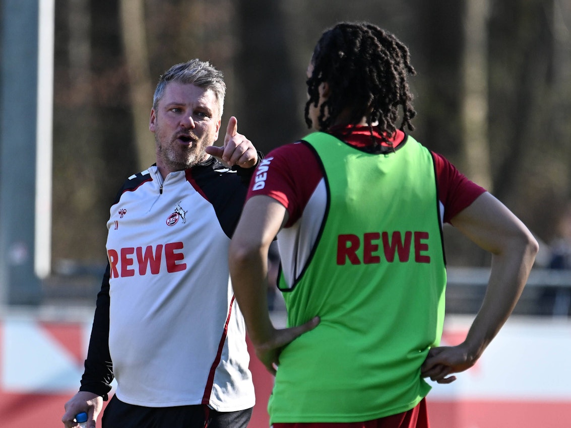 Training Lukas Kwasniok (1. FC Köln) beim Training mit Jahmai Simpson-Pusey.