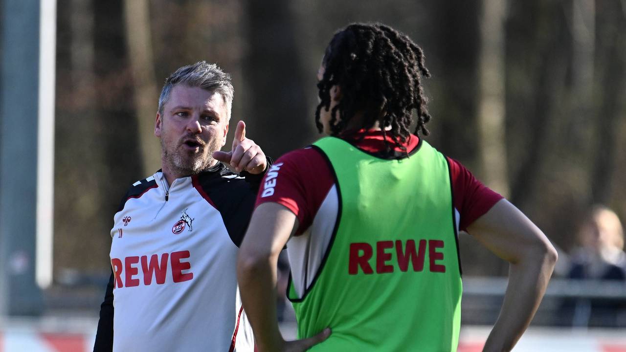 Training Lukas Kwasniok (1. FC Köln) beim Training mit Jahmai Simpson-Pusey.