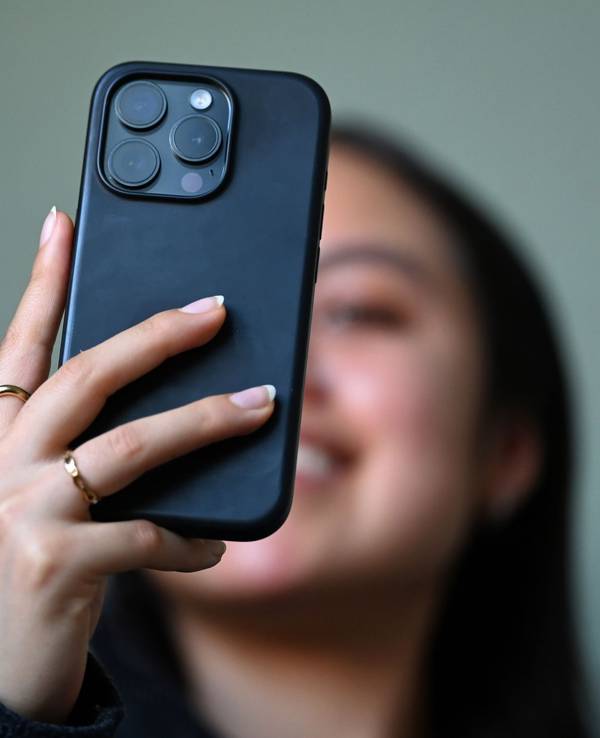 Junge Frau mit Smartphone