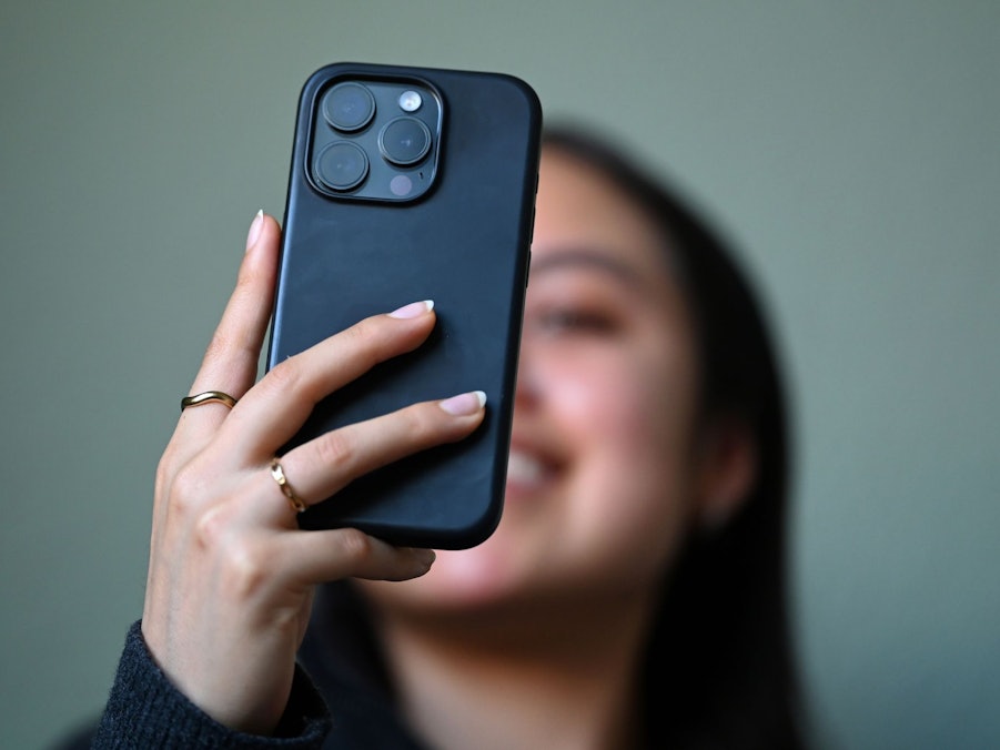 Junge Frau mit Smartphone