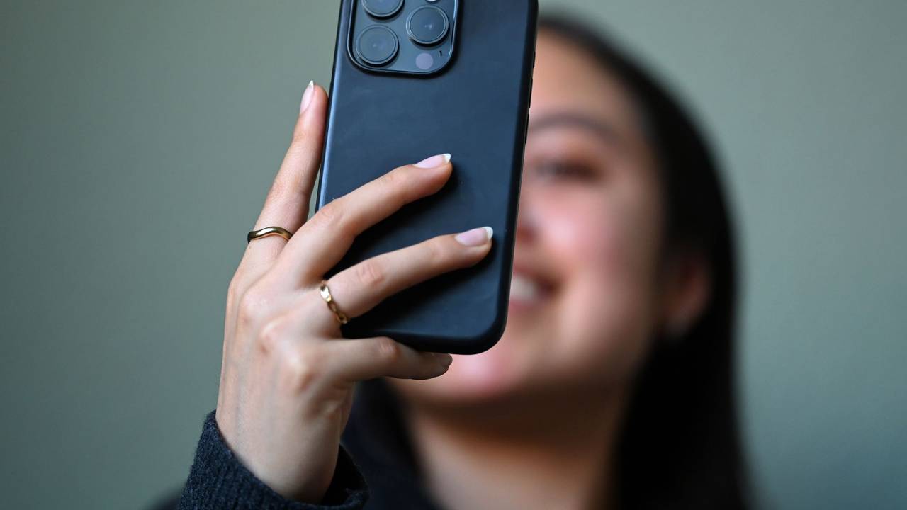 Junge Frau mit Smartphone