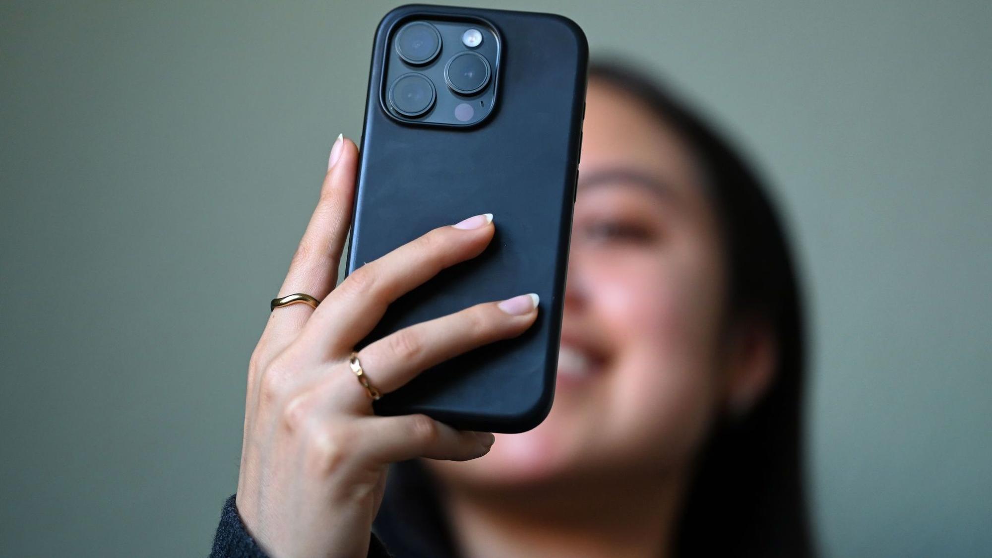 Junge Frau mit Smartphone