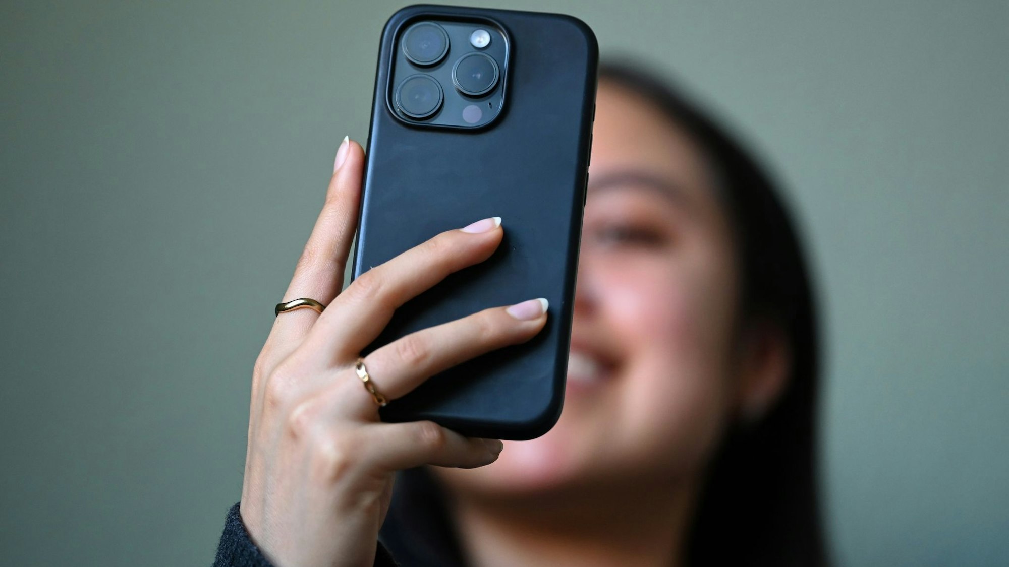 Junge Frau mit Smartphone