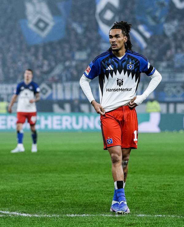 Damion Downs steht für den Hamburger SV auf dem Rasen.